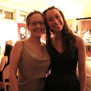 Föhnfarisur trifft Schulterpolster - Das Motto dieses Festes