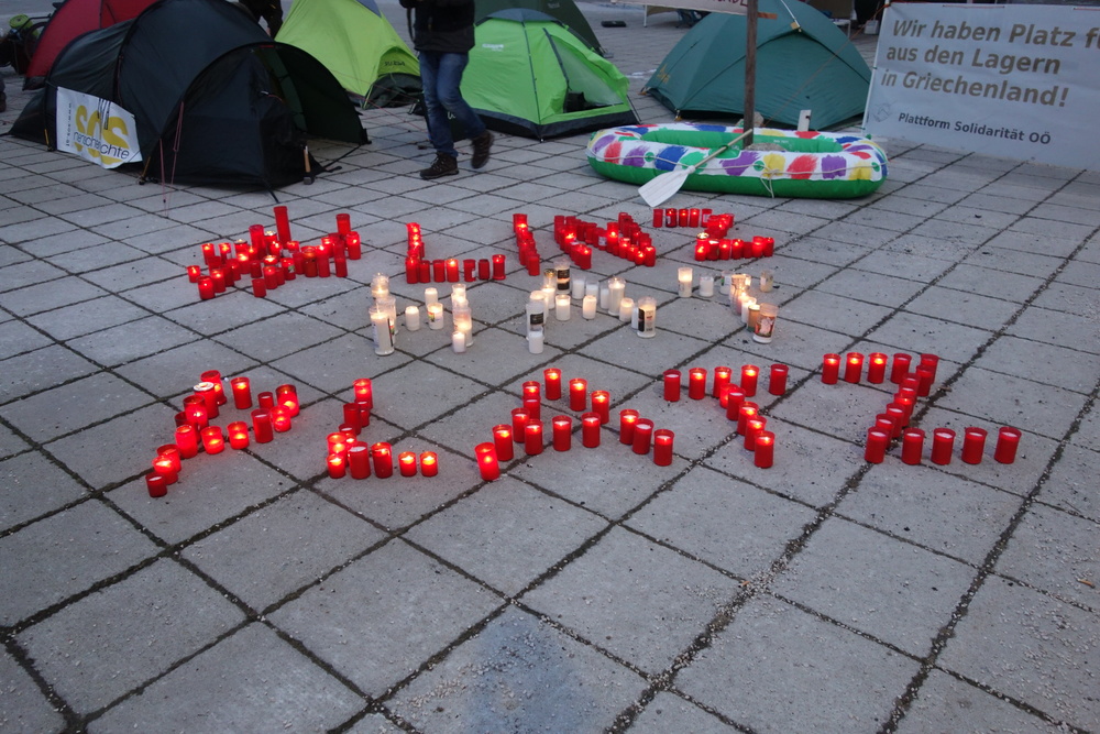 Kerzen am Linzer Domplatz bilden den Schriftzug Linz hat Platz                               