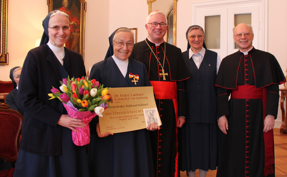 V. l.: Sr. Magdalena Pomwenger, Sr. Friederika Kühnel, Erzbischof Franz Lackner, Sr. Angelika Pauer und Bischofsvikar Martin Walchhofer. 