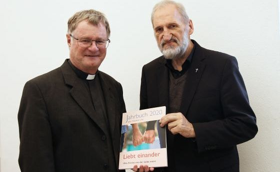 Herausgeber Bischofsvikar Wilhelm Vieböck (re) überreicht das neue Jahrbuch an Bischof Manfred Scheuer.