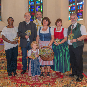 Gruppenfoto von Mitglieder Team Biko, Pfarrer P. Severin sowie der Trachtengruppe Kirchdorf