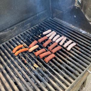 Die ersten Wüstel sind am Grill