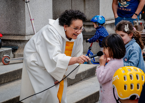 Kinderfahrzeug-Segnung am Domplatz / © Diözese Linz / Johannes Kienberger Kinderfahrzeug-Segnung am Domplatz