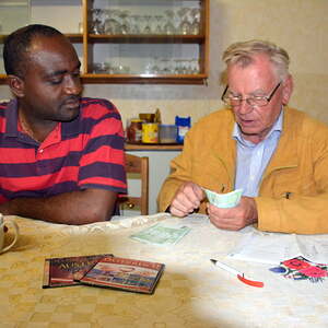 Geldübergabe an Father Michael Chuk für unsere Partnergemeinde Bunya