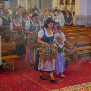 Maria Himmelfahrt  – Feier der Aufnahme Maria in den HimmelFrauen und Männer der Trachtengruppe Kirchdorf an der Krems brachten Kräuterbüscherl zum Gottesdienst, die von Pfarrer Pater Severin Kranabitl gesegnet und nach der Messe verteilt wurden.Fo