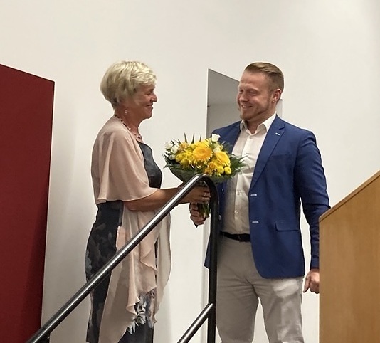 Bibliotheksleiterin Monika Gebetsberger und Bürgermeister Michael Stur