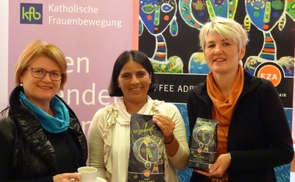 Präsentation des neuen Frauenkaffees, v.l.: Erika Kirchweger, Cruz Dolores Benitez Espinoza, Andrea Schlehuber                  