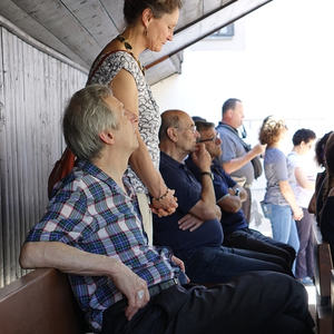 Lauschende Exkursionsteilnehmer...