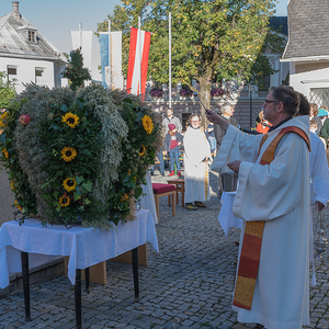 Erntedank Feier in der Pfarre Kirchdorf/Krems mit Pfarrer P. Severin Kranabitl am KirchenplatzFoto: Jack Haijes 