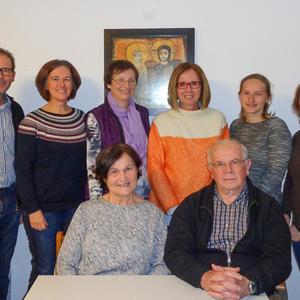 Andreas Hasibeder (Leitung), Astrid Müller, Maria Halb, Barbara Lettner, Jaqueline Wintersberger und Helga Wieser, sitzend: Theresia Amatschek und Karl Amatschek