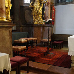 So hat der Altarraum vorher ausgesehen. Der neue Altar, noch verdeckt, steht hier bereits im Hintergrund.