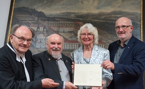 Original Bruckner-Brief wurde an das Stift St. Florian übergebenST.FLORIAN Am Freitag, dem 10. November 2017 wurde im Rahmen der Jahreshauptversammlung des Vereins Florianer Freunde der Kunst ein Originalbrief des Komponisten Anton Bruckner an das S