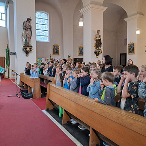 Spaß beim Lied 'Loben zieht nach oben'