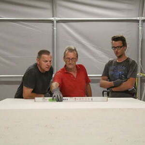 Exakte Positionierung des neuen Altars auf der Altarinsel