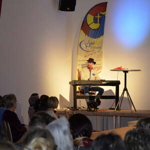 MODENSCHAU und Informationen über ökologisch und fair hergestellte Kleidung 