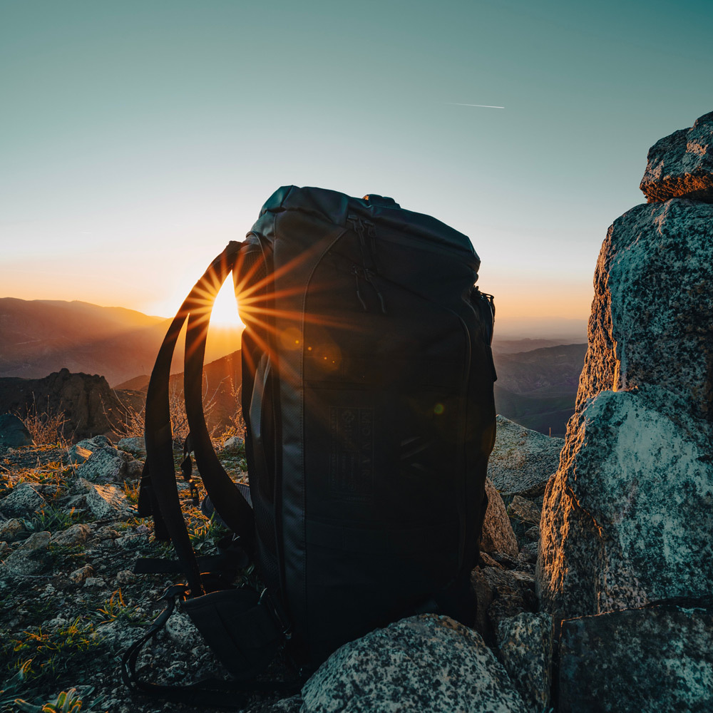 Rucksack vor einem Sonnenaufgang