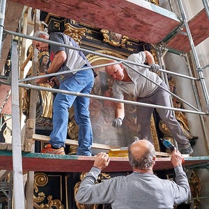 Verhüllen der Altäre