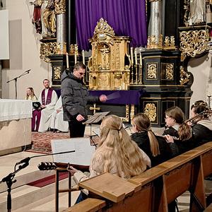 Eigene Firm-Musikgruppe aus lauter Firmlingen