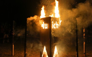 Feuerperformance im Pfarrgarten          