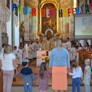Die Kinder beim gemeinsamen Vater Unser