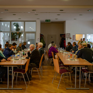 Der Pfarrcafe der kfb zum Adventanfang war gut besucht!