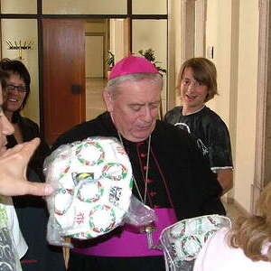 Bischof Schwarz verschenkt „faire“ Fußbälle