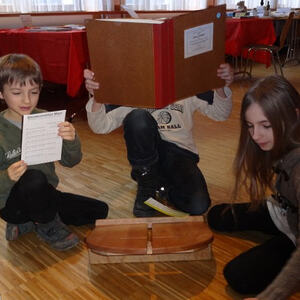 Kinder bei der Buchaustellung