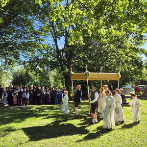 Prozession zum 1. Altar im Altenheimpark