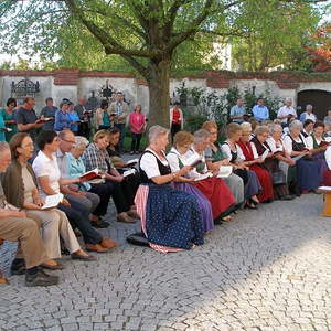 Maiandacht vor der Lourdesgrotte