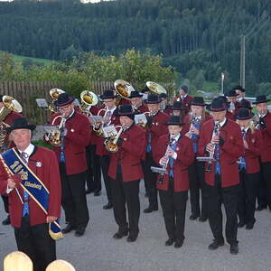 Der Musikverein Eidenberg beim morgendlichen Weckruf im Zuge des Tages der Blasmusik