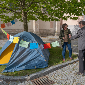 Sichtbarer Hinweis zum Tag der Flucht am Kirchenplatz in Kirchdorf an der Krems