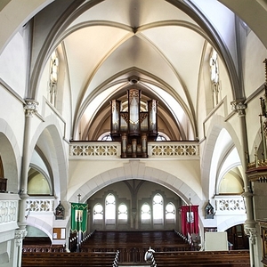 Hinteres Kirchenschiff mit Empore und Orgel