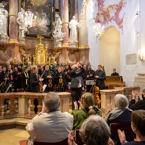 Applaus für Martina Daxböck, Martha Hirschmann, Bernd Lambauer, Gerd Kenda, Chor des Konservatoriums für Kirchenmusik der Diözese Linz und Barockensemble Linz unter der Leitung von Wolfgang Kreuzhuber