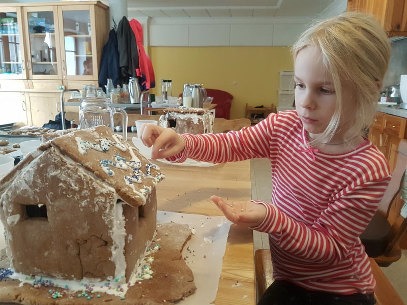 In liebevoller Kleinarbeit entsteht das fertige Lebkuchenhaus