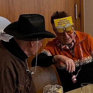 zwei verkleidete Herren