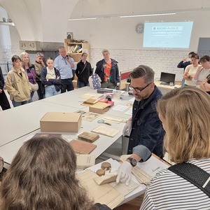 Archivdirektor Dr. Klaus Birngruber bei der Führung durch den Archivbereich des KultuGUTspeichers in Gleink