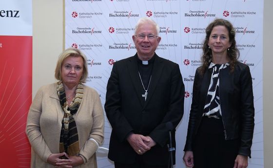 Synodaler Prozess: Präsentation der Österreich-Ergebnisse durch Erzbischof Franz Lackner, Regina Polak (l.) und Petra Steinmair-Pösel (r.)
