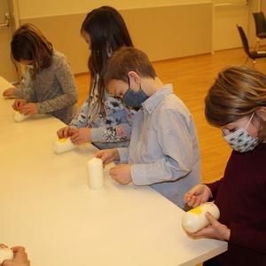 Nach dem Segensgebet wird noch gebastelt.