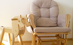 Schaukelstuhl im Kinderzimmer