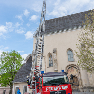 Reinigung der Dachrinne der Pfarrkirche mit der Drehleiter der Feuerwehr Kirchdorf