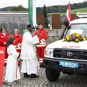 Segnung des neuen Rettungsautos für Tansania