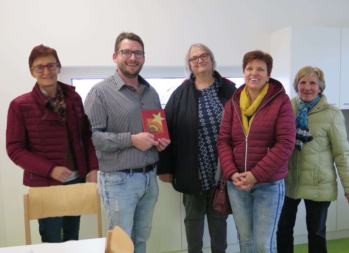 Ein Teil des Teams der KFB Ottnang überreicht den Erlös vom Glühweinstand in der Höhe von 500,-- Euro an die Lebenshilfe in Haag.