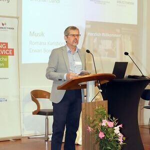 Christian Dandl begrüßt die Gäste der Bibliothekstagung