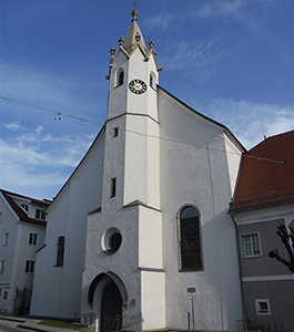 Spitalskirche mit gotischem Fassadenturm