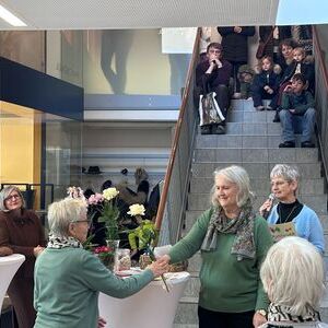Die Bibliotheksleiterinnen Sonja Kaiser und Veronika Glaser gratulieren den treuesten Leser:innen