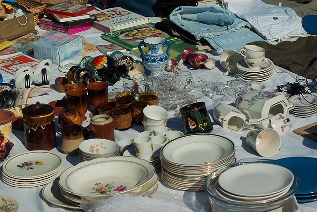 Geschirr und andere Flohmarktsachen auf einem  Tisch