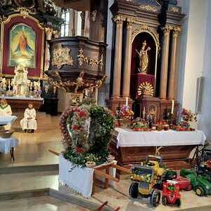 Gaben und Erntekrone vor dem Marienaltar