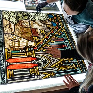 Die Restaurierung der Glasfenster