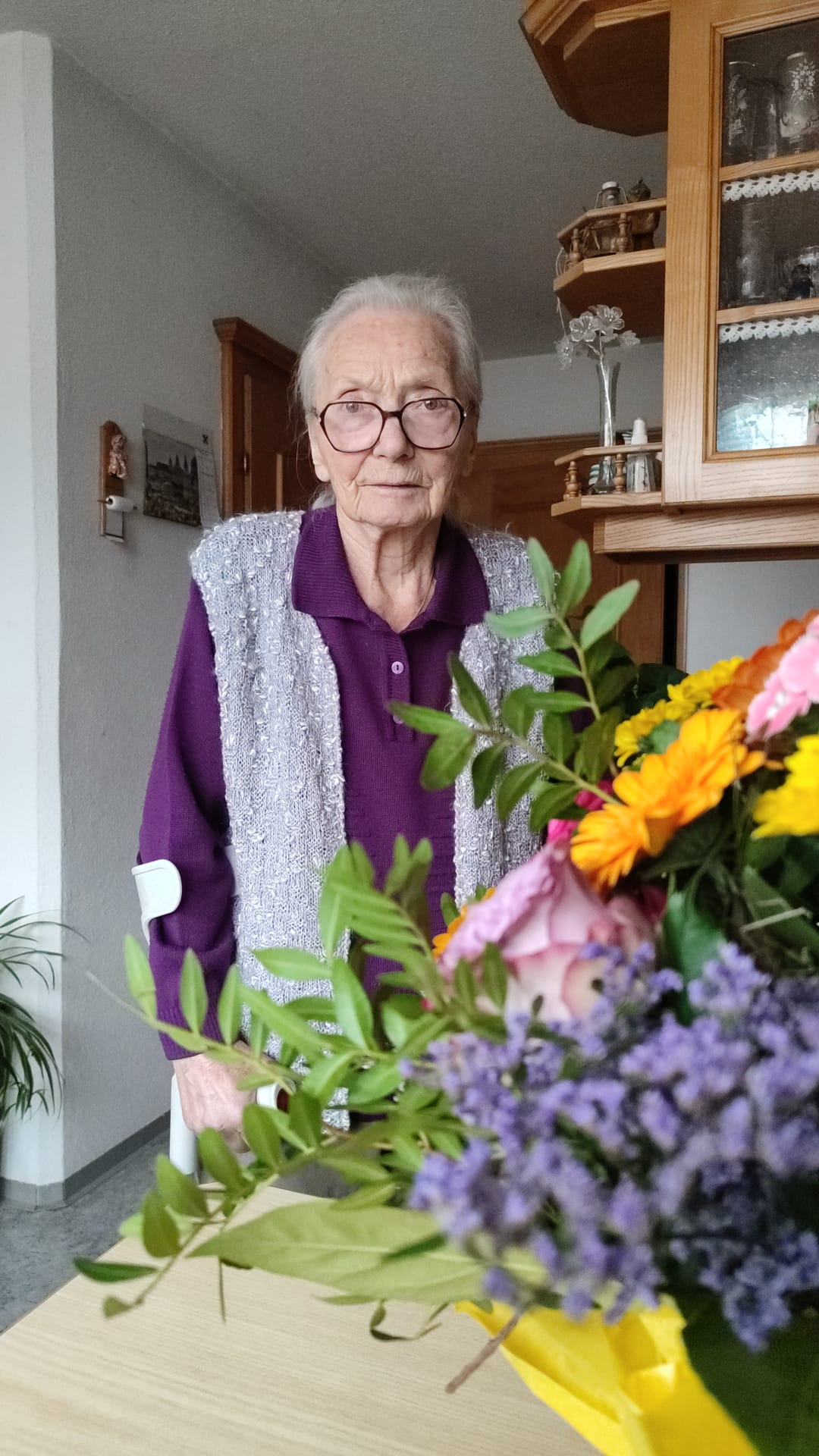 Osterkerzen / Pfarre Seewalchen Anna Rass, bedankt mit einem Blumenstrauß