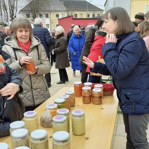 Die kfb Attnang freut sich über Spendeneinnahmen von € 1.205,-- für 90 Suppen im Glas.  